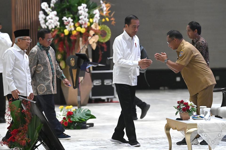 Presiden Joko Widodo (tengah) didampingi Wapres Ma’ruf Amin (kiri) dan Seskab Pramono Anung (kedua kiri) tiba disambut Mendagri Tito Karnavian (kedua kanan) dan Plt Wakil Kepala Otorita Ibu Kota Nusantara (OIKN) Raja Juli Antoni dalam pengarahan kepada ke