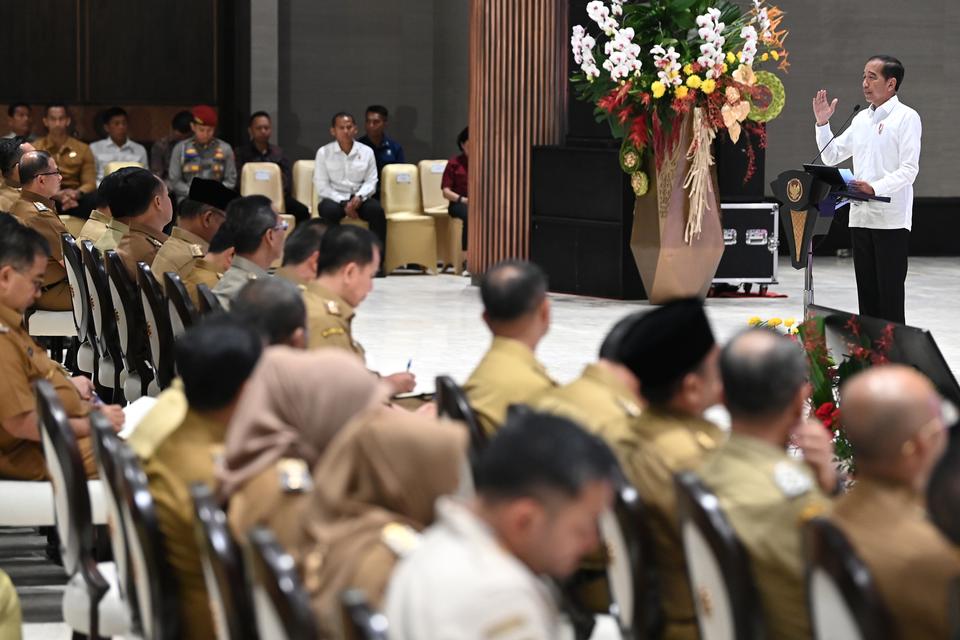 Presiden Joko Widodo (kanan) menyampaikan pengarahan kepada kepala daerah seluruh Indonesia di Istana Negara, Ibu Kota Nusantara (IKN), Penajam Paser Utara, Kalimantan Timur, Selasa (13/8/2024). Dalam kesempatan itu Presiden Jokowi menekankan melalui pemb