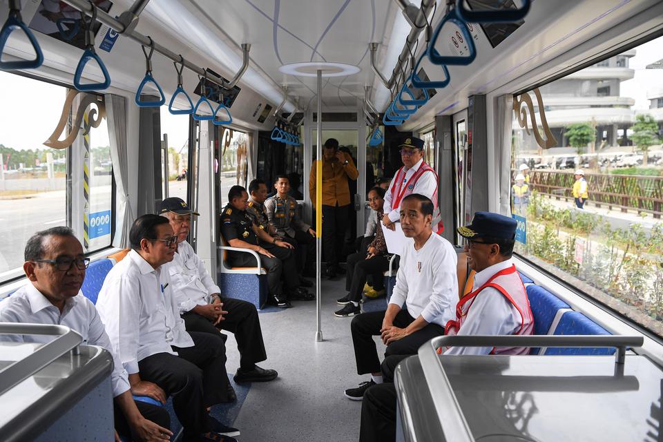 Presiden Joko Widodo (kedua kanan) didampingi (kiri ke kanan) Mensesneg Pratikno, Seskab Pramono Anung, Plt Kepala OIKN Basuki Hadimuljono, Panglima TNI Jenderal TNI Agus Subianto, Kapolri Jenderal Pol Listyo Sigit Prabowo, Menhub Budi Karya Sumadi (kanan