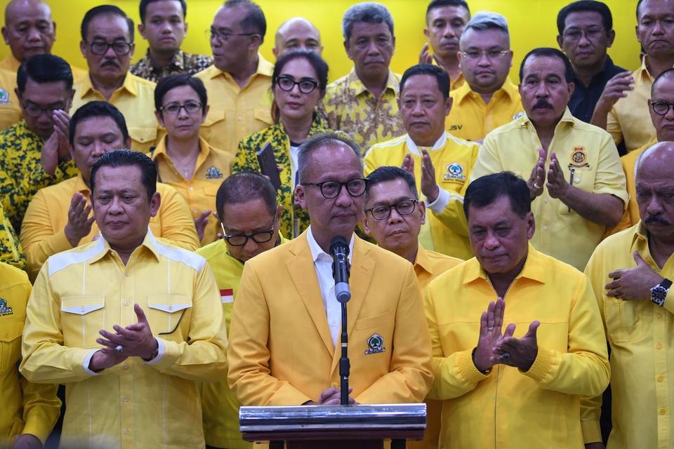 Pelaksana Tugas (Plt) Ketua Umum (Ketum) Partai Golkar terpilih Agus Gumiwang Kartasasmita (tengah) didampingi jajaran pimpinan DPP Partai Golkar memberikan keterangan kepada wartawan usai rapat pleno di Jakarta, Selasa (13/8/2024). 