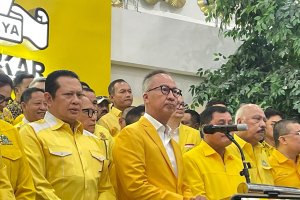 Plt Ketua Umum Partai Golkar Agus Gumiwang Kartasasmita saat konferensi pers di DPP Golkar, Jakarta, Selasa (13/8). Foto: Ade Rosman/Katadata