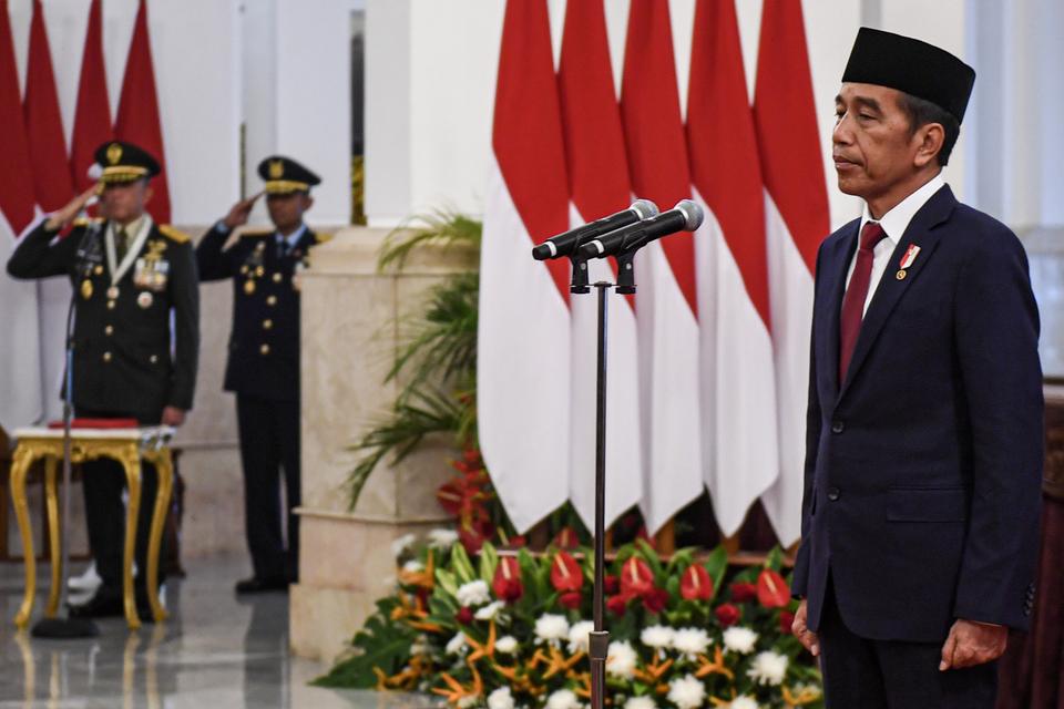 Presiden Joko Widodo memimpin Upacara Penganugerahan Tanda Kehormatan di Istana Negara, Jakarta, Rabu (14/8/2024). Presiden memberikanTanda Jasa dan Tanda Kehormatan kepada 64 tokoh bangsa atas kontribusi mereka dalam berbagai bidang selama masa pemerinta