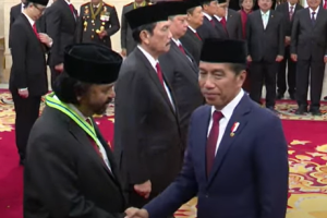 Presiden Joko Widodo saat memberikan tanda jasa kepada Ketua Umum Partai Nasdem Surya Paloh di Istana Negara, Jakarta, Rabu (14/7). Foto: Youtube/Sekr