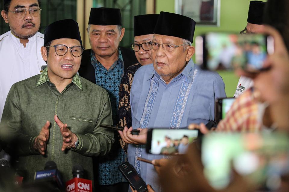 Ketua Umum PKB Muhaimin Iskandar (kiri) bersama pengasuh Ponpes Daarul Rahman KH Syukron Makmun (kanan) menjawab pertanyaan wartawan usai pertemuan di Ponpes Daarul Rahman, Jagakarsa, Jakarta, Kamis (15/8/2024). 