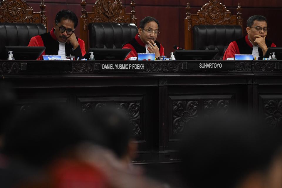 Ketua Mahkamah Konstitusi (MK) Suhartoyo (tengah) didampingi dua Hakim Konstitusi Daniel Yusmic Pancastaki Foekh (kiri) dan M Guntur Hamzah (kanan) memimpin jalannya sidang lanjutan PHPU di Jakarta.