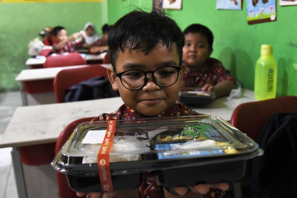 Seorang siswa menunjukkan makanan saat uji coba makan bergizi gratis di SDN Teluk Pucung VII, Bekasi, Jawa Barat, Kamis (15/8/2024). Uji coba program makan gratis selama satu bulan di sekolah tersebut sebagai upaya dalam memenuhi asupan makanan bergizi se