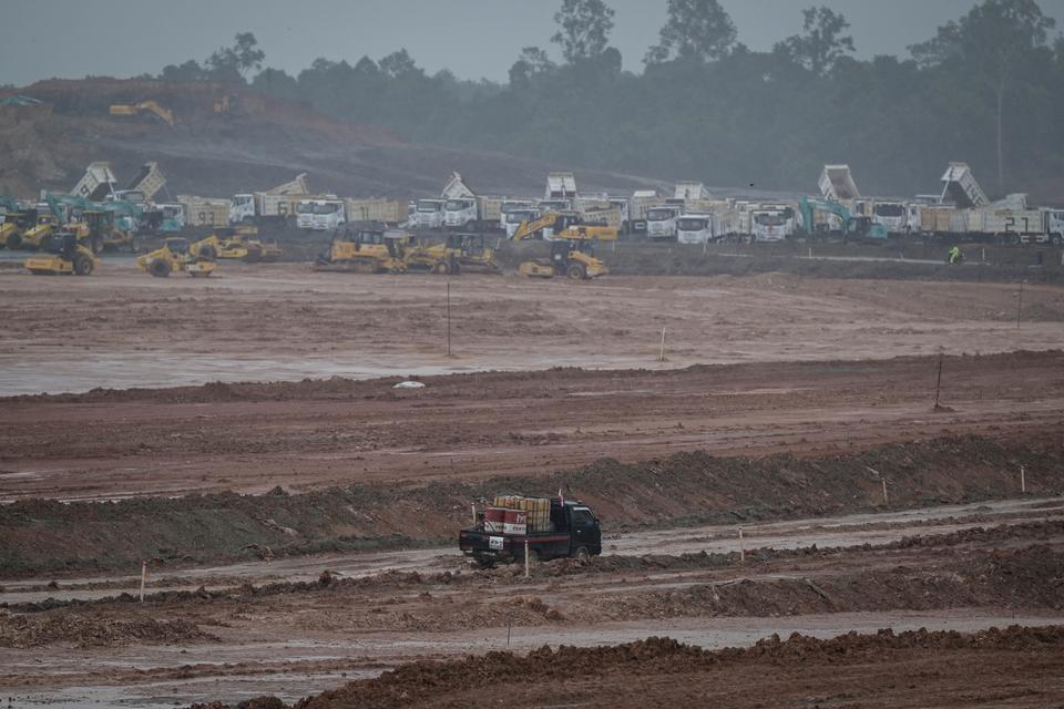 Kendaraan roda empat melintas di area proyek Bandara VVIP, Penajam Paser Utara, Kalimantan Timur, Kamis (15/8/2024). 