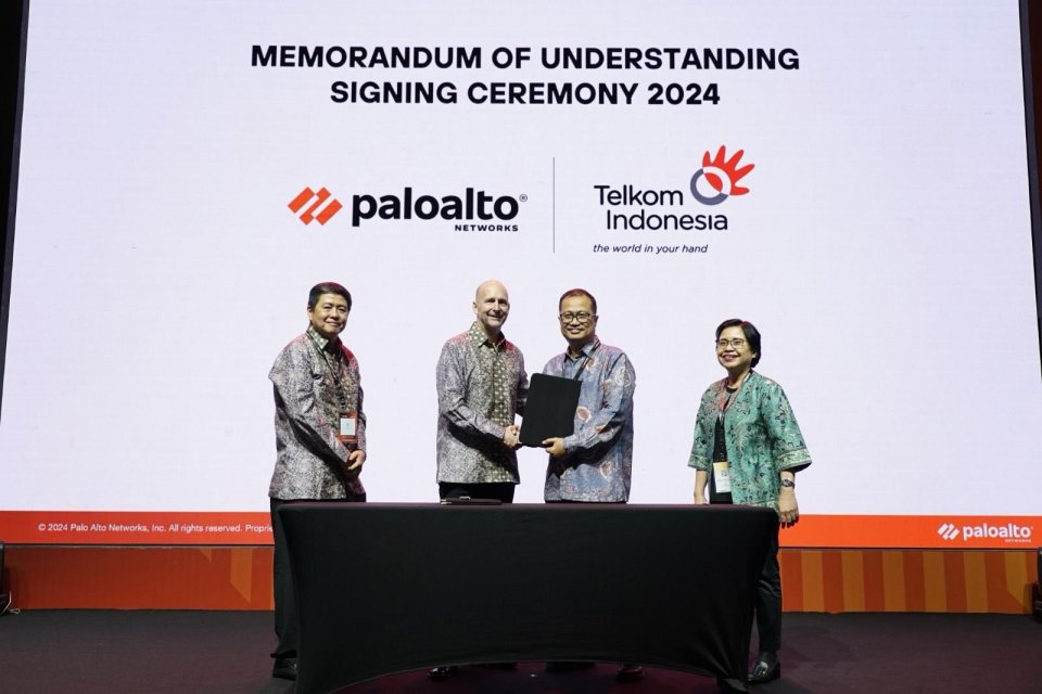 Direktur Strategic Portfolio Telkom Budi Setyawan Wijaya (kedua dari kanan), Direktur Enterprise & Business Service Telkom FM Venusiana R (paling kanan), President of Palo Alto Networks JAPAC Simon Green (kedua dari kiri), dan Country Manager Palo Alto Ne