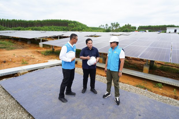 Menteri BUMN Erick Thohir (tengah) diskusi bersama Wakil Menteri BUMN Kartika Wirjoatmodjo (kanan) dan Direktur Utama PLN Darmawan Prasodjo (kiri) saat mengunjungi pembangkit listrik tenaga surya (PLTS) IKN yang dibangun oleh subholding PLN Nusantara Powe