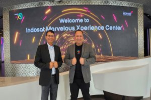 Presiden Direktur Microsoft Indonesia Dharma Simorangkir dan Chief Digital Officer Indosat Ooredoo Hutchison Sanjeev Rawat