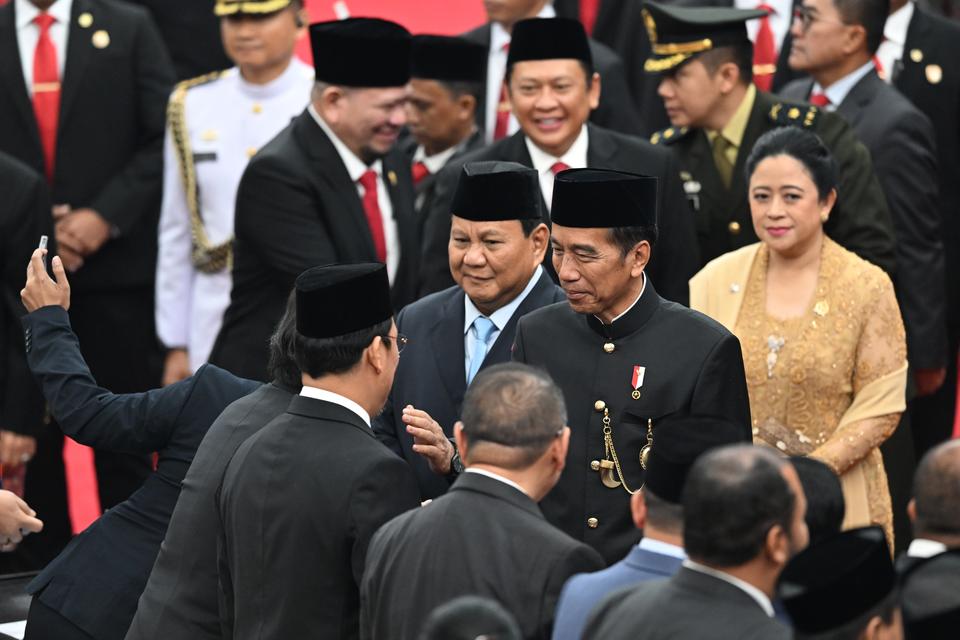 Presiden Joko Widodo (kedua kanan) bersama Menteri Pertahanan yang juga Presiden Terpilih Prabowo Subianto (ketiga kanan) didampingi Ketua DPR Puan Maharani (kanan), Ketua MPR Bambang Soesatyo (atas, kedua kanan), dan Ketua DPD La Nyalla Mattalitti berswa