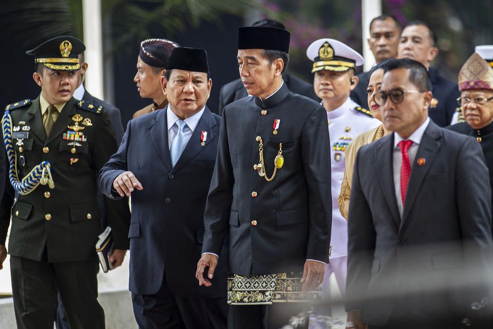 Presiden Joko Widodo (tengah) berbincang dengan Menteri Pertahanan yang juga Presiden Terpilih Prabowo Subianto (kedua kiri) usai mengikuti Sidang Tahunan MPR dan Sidang Bersama DPR-DPD Tahun 2024 di Gedung Nusantara, kompleks Parlemen, Senayan, Jakarta, 