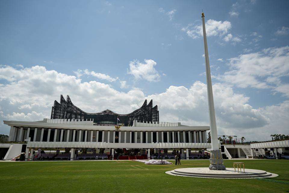 Suasana Istana Negara IKN jelang pelaksanaan upacara HUT kemerdekaan di Ibu Kota Nusantara (IKN), Penajam Paser Utara, Kalimantan Timur, Jumat (16/8/2024). Upacara peringatan HUT ke-79 RI diadakan di dua tempat yaitu di Istana Merdeka, Jakarta, dan di Ibu