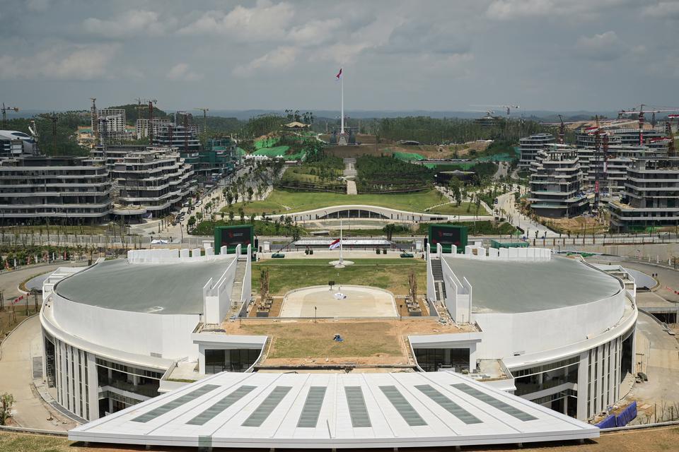 Suasana Istana Negara IKN jelang pelaksanaan upacara HUT kemerdekaan di Ibu Kota Nusantara (IKN), Penajam Paser Utara, Kalimantan Timur, Jumat (16/8/2024).