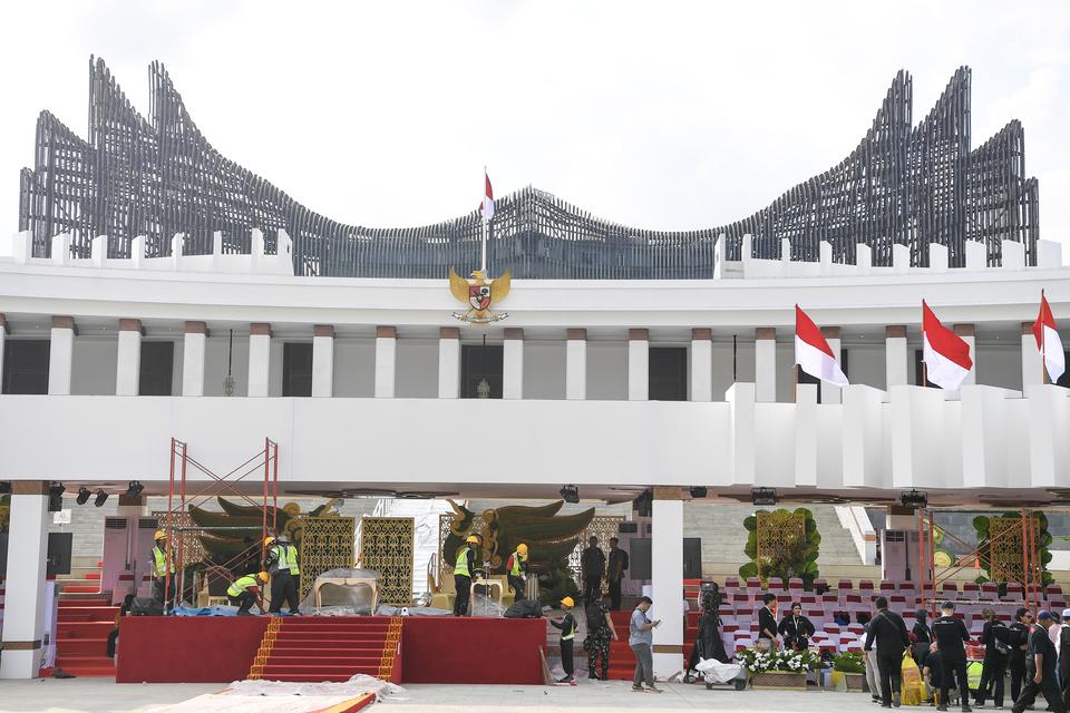 Sejumlah pekerjamenyiapkan panggung di Istana Negara IKN, Penajam Paser Utara, Kalimantan Timur, Jumat (16/8/2024). Menurut Presiden Joko Widodo, jumlah tamu undangan yang akan hadir dalam upacara HUT Ke-79 RI di IKN berjumlah 1.300 orang yang semula 8.00