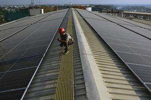 Penggunaan PLTS di atap pusat perbelanjaan Kota Makassar