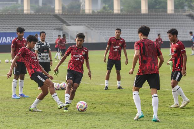 Sejumlah pesepak bola timnas Indonesia U-20 mengikuti latihan di Stadion Madya, Kompleks GBK, Jakarta, Sabtu (17/8/2024). 