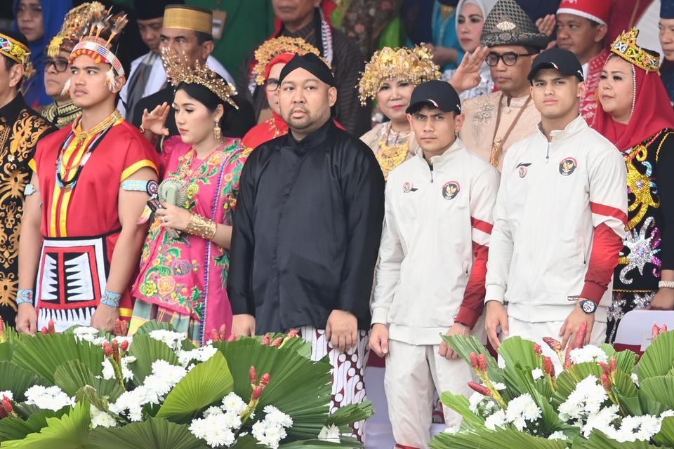 Dua atlet Indonesia peraih medali emas Olimpiade 2024 Paris, Rizki Juniansyah (kanan) dan Vedrriq Leonardo (kedua kanan) bersama putra dan menantu Presiden Joko Widodo, Kaesang Pangarep (kiri) dan Erina Gudono (kedua kiri), serta putra Menhan Prabowo Subi