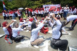 Buruh sarung meriahkan lomba kemerdekaan RI di Pantai Utara