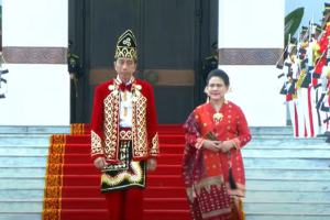 Presiden Joko Widodo dan Ibu Negara Iriana Joko Widodo saat Upacara Penurunan Merah Putih di IKN, Kalimantan Timur, Sabtu (17/8). Foto: Youtube/Sekret