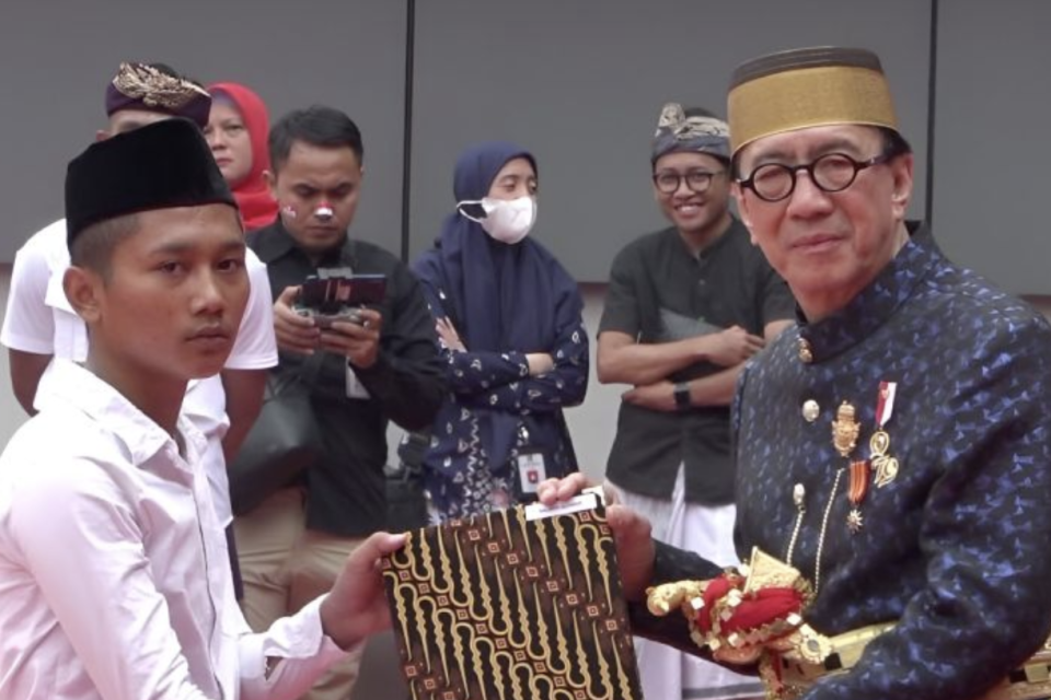 Menkumham Yasonna H. Laoly (kanan) menyerahkan remisi secara simbolis kepada salah seorang narapidana dalam upacara HUT RI Ke-79 di Gedung Kemenkumham RI, Jakarta, Sabtu (17/8/2024). 