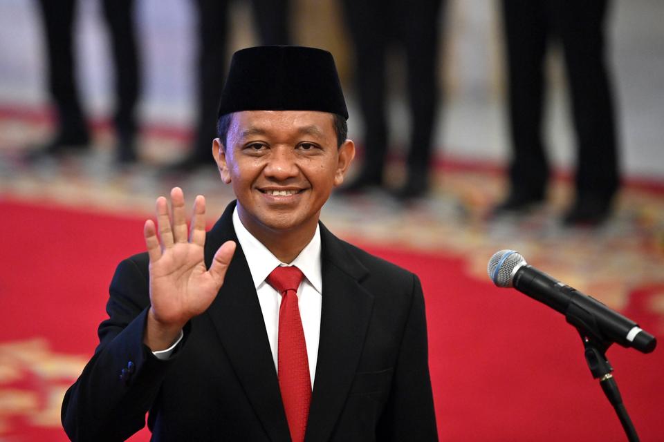 Pejabat baru Menteri ESDM Bahlil Lahadalia melambaikan tangan saat pelantikannya di Istana Negara, Jakarta, Senin (19/8/2024). Presiden Joko Widodo melantik Bahlil Lahadalia sebagai Menteri ESDM menggantikan Arifin Tasrif, Supratman Andi Agtas sebagai Men