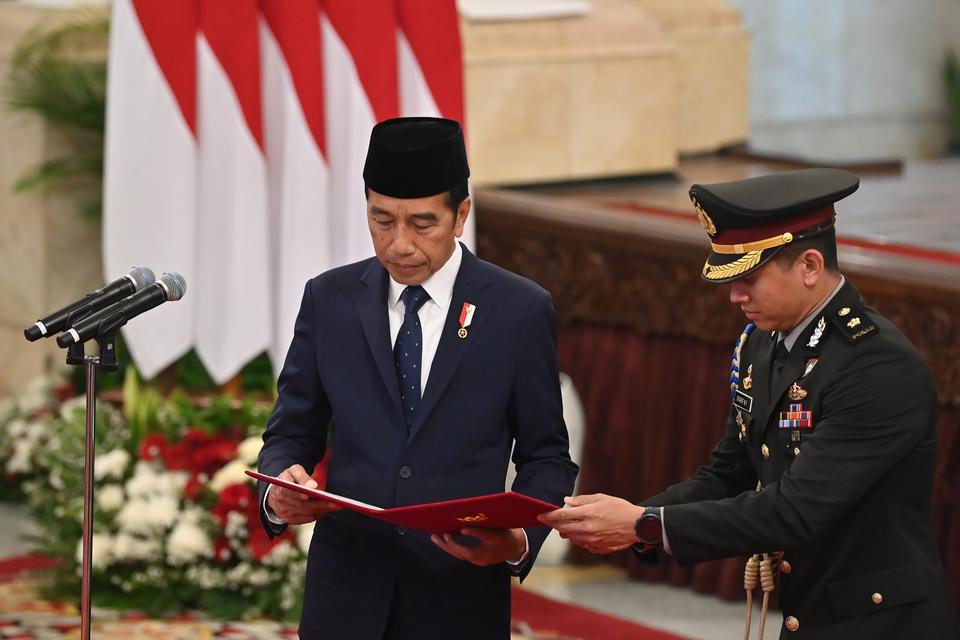 Presiden Joko Widodo (kiri) bersiap melantik sejumlah menteri, wakil menteri dan kepala lembaga di Istana Negara, Jakarta, Senin (19/8/2024). 