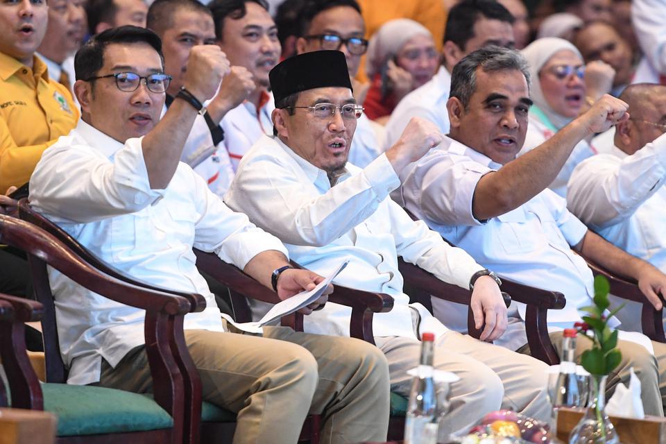 Bakal calon Gubernur DKI Jakarta Ridwan Kamil (kiri) bersama bakal calon Wakil Gubernur DKI Jakarta Suswono (tengah) dan Sekjen Partai Gerindra Ahmad Muzani (kanan) mengangkat tangan bersama saat menghadiri Deklarasi Cagub dan Cawagub DKI Jakarta di Jaka