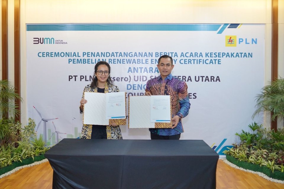 Penandatanganan jual beli REC antara PLN Unit Induk Distribusi (UID) Sumatera Utara dengan PT Agincourt Resources di Medan pada Selasa (13/8).