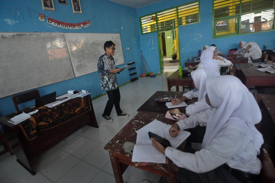 Guru menyampaikan materi pelajaran pendidikan moral kepada siswa di SMA 6 Kota Bengkulu, Bengkulu, Selasa (20/8/2024). Pemerintah mengalokasikan anggaran pendidikan sebesar Rp722,6 triliun untuk Rancangan Anggaran Pendapatan dan Belanja Negara (RAPBN) Tah