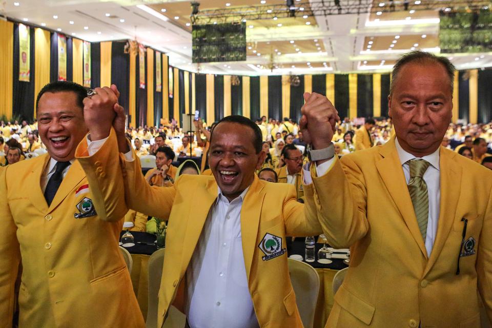 Calon Ketua Umum Partai Golkar Bahlil Lahadalia (tengah) berpegangan tangan dengan Plt Ketua Umum Partai Golkar Agus Gumiwang Kartasasmita (kanan) dan Ketua Pelaksana Rapimnas & Munas XI Partai Golkar Bambang Soesatyo (kiri) saat pembukaan Munas XI Partai