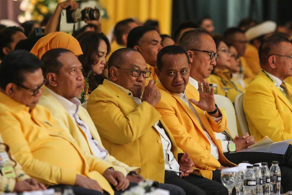 Calon Ketua Umum Partai Golkar Bahlil Lahadalia (kedua kanan) berbincang dengan Ketua Dewan Pembina DPP Partai Golkar Aburizal Bakrie (ketiga kiri) saat pembukaan Munas XI Partai Golkar di Jakarta Convention Center (JCC), Jakarta, Selasa (20/8/2024). 