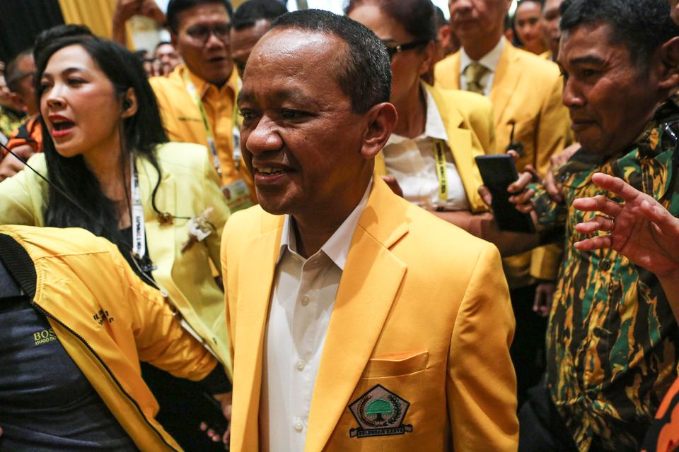 Calon Ketua Umum Partai Golkar Bahlil Lahadalia (tengah) berjalan menuju ruangan saat menghadiri Munas XI Partai Golkar di Jakarta Convention Center (JCC), Jakarta, Selasa (20/8/2024).