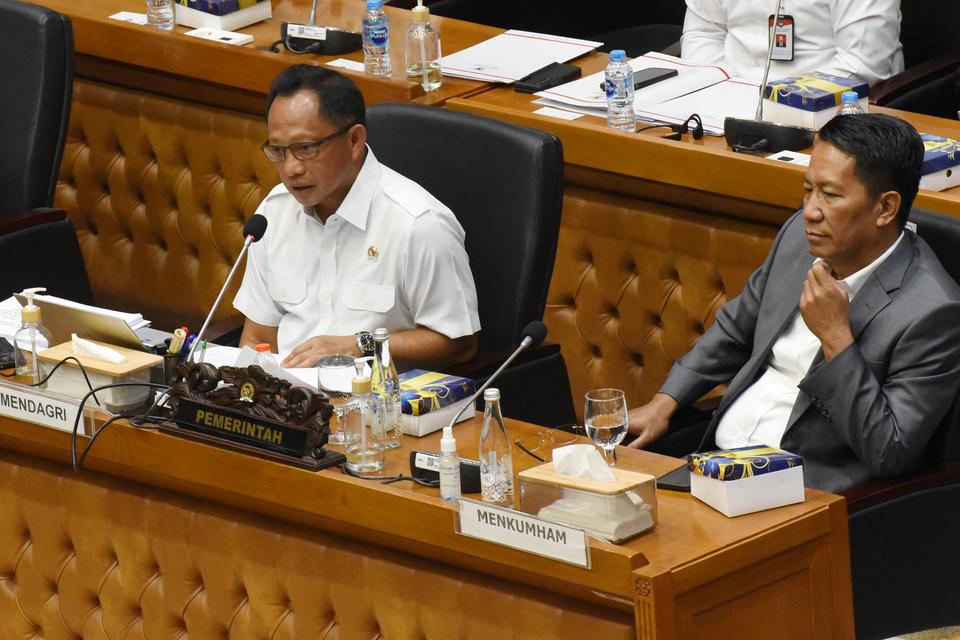 Mendagri Tito Karnavian (kiri) bersama Menteri Hukum dan HAM Supratman Andi Agtas (kanan) mengikuti rapat kerja dengan Badan Legislasi DPR terkait pembahasan RUU Pilkada di Kompleks Parlemen, Senayan, Jakarta, Rabu (21/8/2024). 