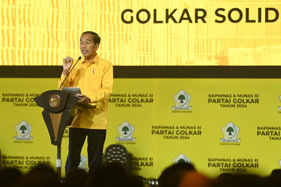 Presiden Joko Widodo menyampaikan pidato dalam penutupan Musyawarah Nasional (Munas) XI Partai Golkar di Jakarta Convention Center (JCC), Senayan, Jakarta, Rabu (21/8/2024). Munas XI partai berlambang pohon beringin itu menyetujui dan menetapkan Bahlil La