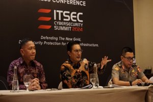 Presiden Direktur PT ITSEC Asia Tbk Joseph Edi Hut Lumban Gaol, Wakil Ketua MPR Fadel Muhammad, dan Staf Ahli Ideologi dan Konstitusi Kemenko Polhukam