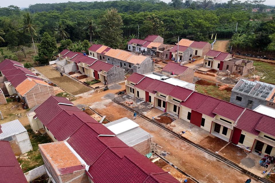 Foto udara pembangunan rumah subsidi di Kabupaten Batang, Jawa Tengah, Kamis (22/8/2024). 