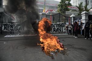 Aksi kawal putusan MK di Bandung