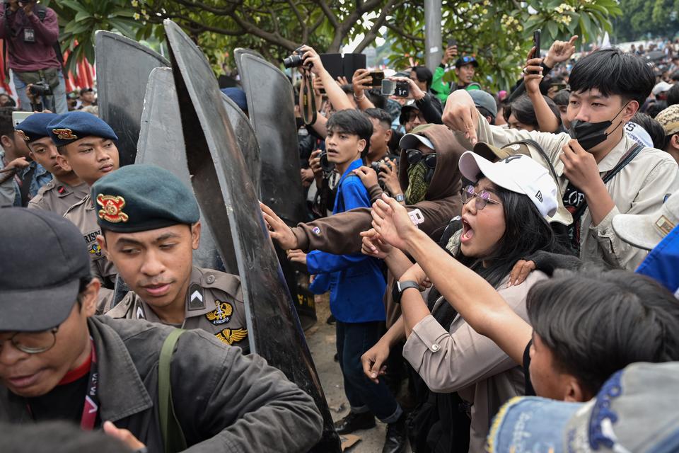 Sejumlah pengunjuk rasa terlibat saling dorong dengan aparat kepolisian saat menyampaikan aspirasinya di depan kompleks Parlemen, Jalan Gatot Subroto, Senayan, Jakarta, Kamis (22/8/2024). 