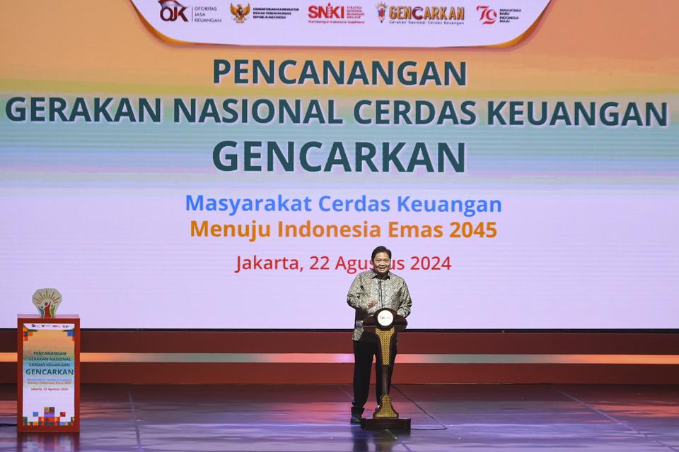 Menko Perekonomian Airlangga Hartarto memberikan arahan saat pencanangan Gerakan Nasional Cerdas Keuangan (Gencarkan) di JIExpo, Jakarta, Kamis (22/8/2024). Otoritas Jasa Keuangan (OJK) mencanangkan program Gencarkan sebagai upaya meningkatkan literasi da