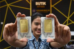 Harga emas Antam turun