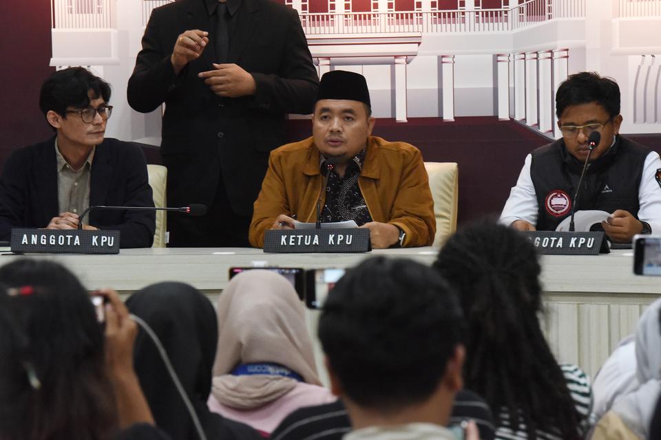 Ketua KPU Mochammad Afifuddin (tengah) didampingi anggota KPU August Mellaz (kiri) dan Idham Holik (kanan) memberikan keterangan pers mengenai tindak lanjut pascaputusan Mahkamah Konstitusi terkait Pencalonan Kepala Daerah pada Pilkada Serentak Tahun 2024