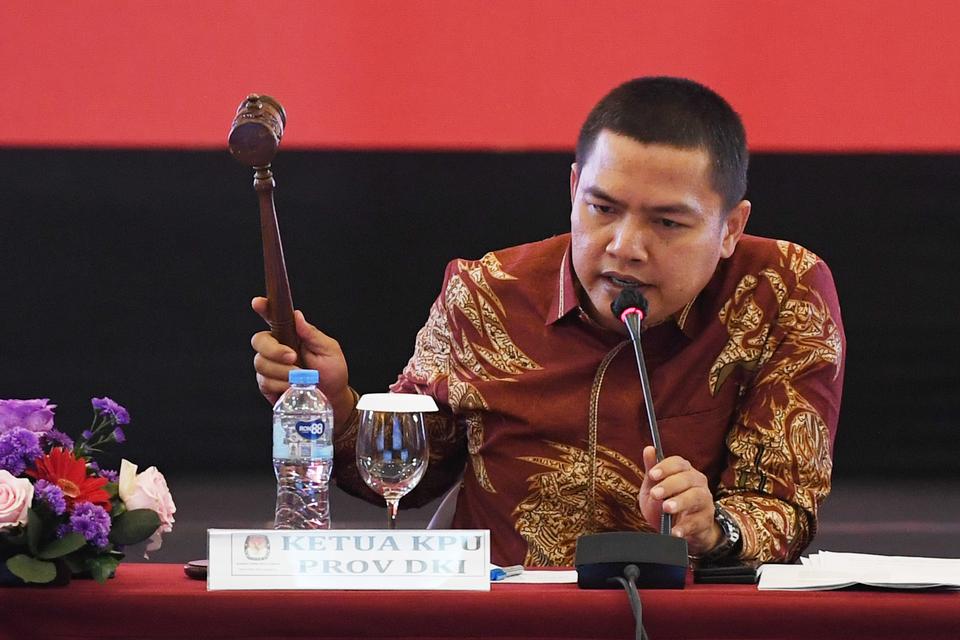 Ketua KPU DKI Jakarta Wahyu Dinata memimpin rapat pleno penetapan perolehan kursi partai politik dan calon terpilih anggota DPRD DKI Jakarta Pemilu 2024 di Jakarta, Jumat (23/8/2024). KPU DKI Jakarta menetapkan perolehan kursi DPRD dari sepuluh dapil dima