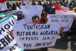 Unjuk rasa petani lereng Gunung Kelud