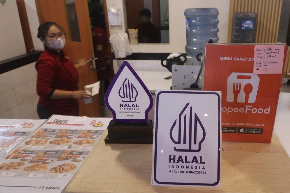 Pekerja menyiapkan makanan halal di stan kuliner Kediri Town Square saat peluncuran Zona Kuliner Halal Aman dan Sehat (KHAS) di Kota Kediri, Jawa Timur, Jumat (23/8/2024). Pemerintah daerah setempat bersama kantor peilan Bank Indonesia Kediri menjadi yang