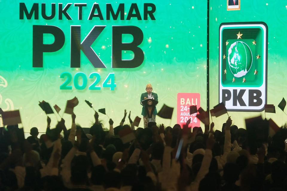 Ketua Umum Partai Kebangkitan Bangsa (PKB) Muhaimin Iskandar (kanan) menyampaikan sambutan saat pembukaan Muktamar VI Partai Kebangkitan Bangsa (PKB) di Bali Nusa Dua Convention Center (BNDCC), Badung, Bali, Sabtu (24/8/2024). 