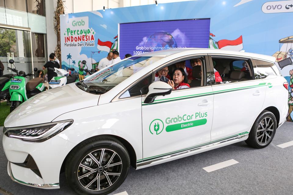 Sejumlah peserta berfoto di dalam mobil grabcar plus electric saat pembukaan acara Perayaan #PercayaIndonesia Merdeka dari Polusi di Ecovention Hall Ancol, Jakarta, Senin (26/8/2024). 