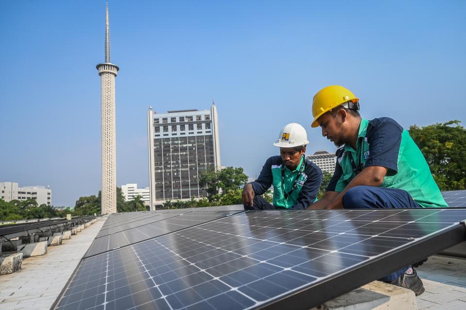 Petugas memeriksa panel surya di Masjid Istiqlal, Jakarta, Senin (26/8/2024).