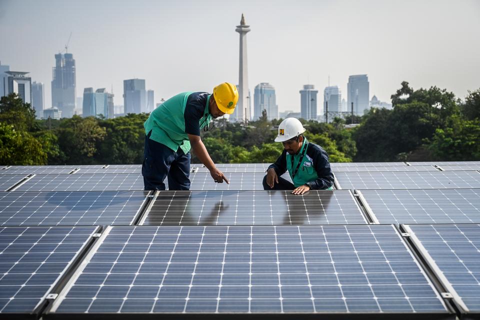 Petugas memeriksa panel surya di Masjid Istiqlal, Jakarta, Senin (26/8/2024). 