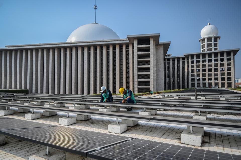 Petugas memeriksa panel surya di Masjid Istiqlal, Jakarta, Senin (26/8/2024). 